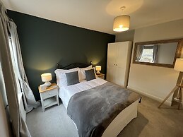 Luxurious Victorian Villa With Parking, Sleeps six