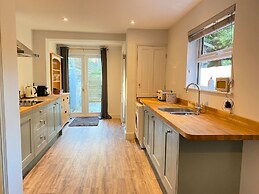 Luxurious Victorian Villa With Parking, Sleeps six