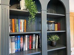 Luxurious Victorian Villa With Parking, Sleeps six