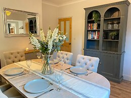 Luxurious Victorian Villa With Parking, Sleeps six