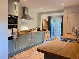 Luxurious Victorian Villa With Parking, Sleeps six