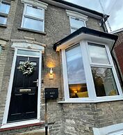 Luxurious Victorian Villa With Parking, Sleeps six