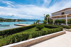 Holiday Villa Lovište Paradise