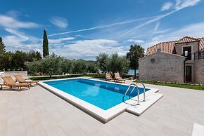 Holiday Villa Lovište Paradise