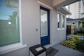 Brand New Modern Pet Friendly Zen Home W/ Private Home Theater & Hot T