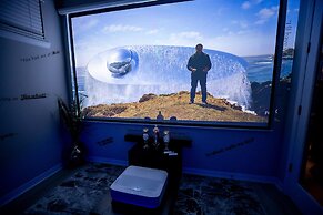 Brand New Modern Pet Friendly Zen Home W/ Private Home Theater & Hot T