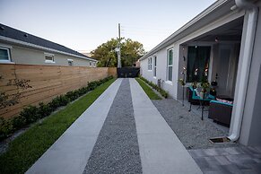 Brand New Modern Pet Friendly Zen Home W/ Private Home Theater & Hot T