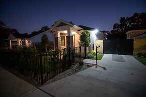 Brand New Modern Pet Friendly Zen Home W/ Private Home Theater & Hot T