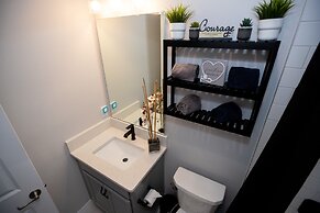 Brand New Modern Pet Friendly Zen Home W/ Private Home Theater & Hot T