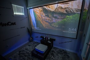 Brand New Modern Pet Friendly Zen Home W/ Private Home Theater & Hot T