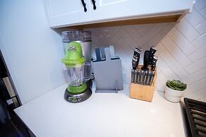 Brand New Modern Pet Friendly Zen Home W/ Private Home Theater & Hot T