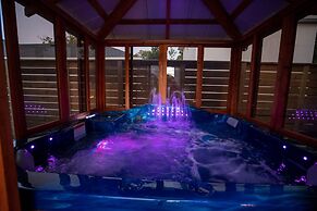 Brand New Modern Pet Friendly Zen Home W/ Private Home Theater & Hot T