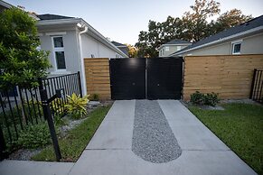 Brand New Modern Pet Friendly Zen Home W/ Private Home Theater & Hot T