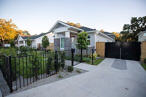 Brand New Modern Pet Friendly Zen Home W/ Private Home Theater & Hot T