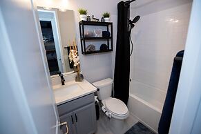 Brand New Modern Pet Friendly Zen Home W/ Private Home Theater & Hot T