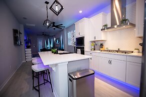 Brand New Modern Pet Friendly Zen Home W/ Private Home Theater & Hot T