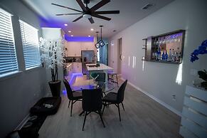 Brand New Modern Pet Friendly Zen Home W/ Private Home Theater & Hot T