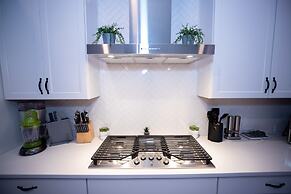 Brand New Modern Pet Friendly Zen Home W/ Private Home Theater & Hot T