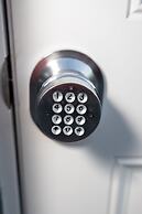 Brand New Modern Pet Friendly Zen Home W/ Private Home Theater & Hot T