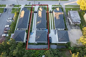 Brand New Modern Pet Friendly Zen Home W/ Private Home Theater & Hot T