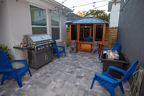 Brand New Modern Pet Friendly Zen Home W/ Private Home Theater & Hot T