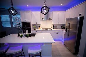 Brand New Modern Pet Friendly Zen Home W/ Private Home Theater & Hot T