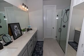 Brand New Modern Pet Friendly Zen Home W/ Private Home Theater & Hot T