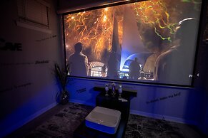 Brand New Modern Pet Friendly Zen Home W/ Private Home Theater & Hot T