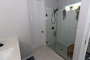 Brand New Modern Pet Friendly Zen Home W/ Private Home Theater & Hot T