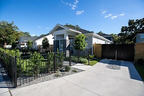 Brand New Modern Pet Friendly Zen Home W/ Private Home Theater & Hot T