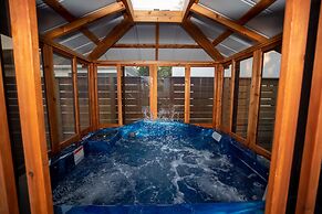 Pet Friendly Modern Zen Studio Retreat W/ Hot Tub! Home by Redawning