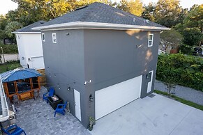 Pet Friendly Modern Zen Studio Retreat W/ Hot Tub! Home by RedAwning