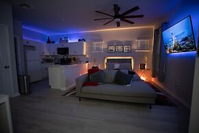 Pet Friendly Modern Zen Studio Retreat W/ Hot Tub! Home by RedAwning