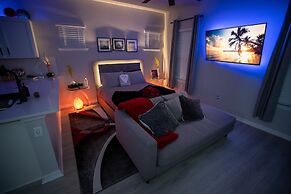 Pet Friendly Modern Zen Studio Retreat W/ Hot Tub! Home by RedAwning