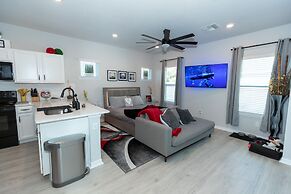 Pet Friendly Modern Zen Studio Retreat W/ Hot Tub! Home by RedAwning