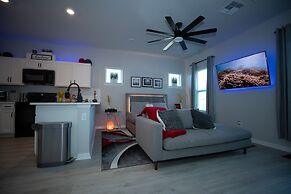 Pet Friendly Modern Zen Studio Retreat W/ Hot Tub! Home by RedAwning