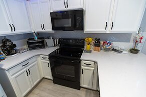 Pet Friendly Modern Zen Studio Retreat W/ Hot Tub! Home by RedAwning