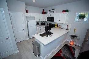 Pet Friendly Modern Zen Studio Retreat W/ Hot Tub! Home by RedAwning