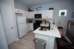 Pet Friendly Modern Zen Studio Retreat W/ Hot Tub! Home by RedAwning