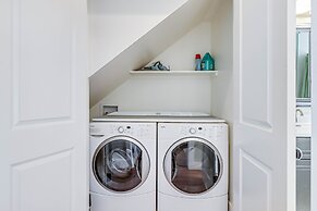 The James Pearl 4 Bedroom Home by RedAwning