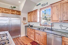 The James Pearl 4 Bedroom Home by RedAwning