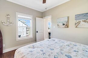 The James Pearl 4 Bedroom Home by RedAwning