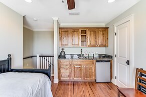 The James Pearl 4 Bedroom Home by RedAwning