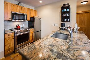 Spacious, Mountain Chic, Close to Ski Lift 1 bedroom - TM316 by Redawn