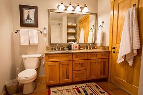 Spacious, Mountain Chic, Close to Ski Lift 1 bedroom - TM316 by Redawn