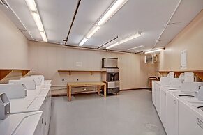 Spacious, Mountain Chic, Close to Ski Lift 1 bedroom - TM316 by Redawn