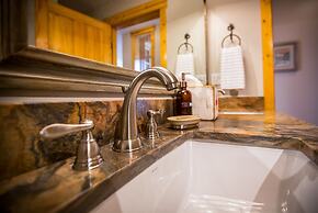 Spacious, Mountain Chic, Close to Ski Lift 1 bedroom - TM316 by Redawn