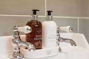 Enchanting Rustic Cottage W/stunning Views & River