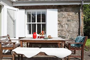 Enchanting Rustic Cottage W/stunning Views & River