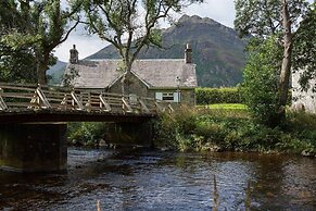 Enchanting Rustic Cottage W/stunning Views & River